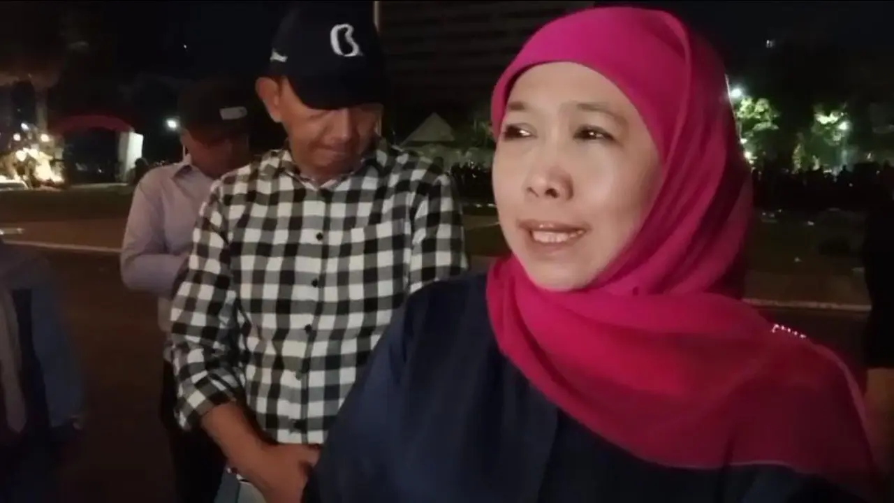 Gubernur Jawa Timur atau Gubernur Jatim Khofifah Indar Parawansa menemui massa demonstran di depan Gedung Negara Grahadi Surabaya, Jawa Timur, Sabtu (30/8/2025).