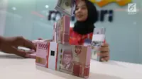Teller tengah menghitung mata uang rupiah dan dolar di Bank Mandiri, Jakarta, Kamis (10/1). Nilai tukar rupiah terhadap dolar Amerika Serikat (AS) terus menguat di perdagangan pasar spot hari ini. Rupiah berada di zona hijau. (Liputan6.com/Angga Yuniar)