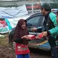 Relawan yang terdiri dari mitra pengemudi Grab membagikan makanan siap saji kepada korban Gempa Cianjur di Jawa Barat. (Liputan6.com)