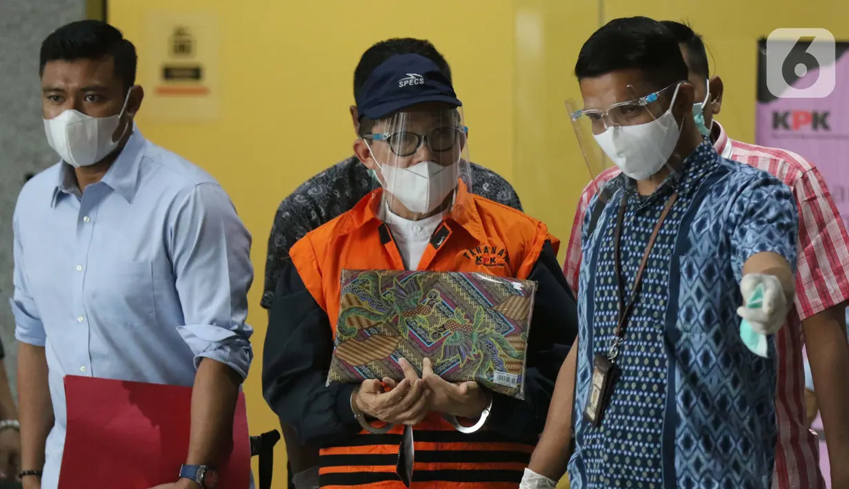 Wali Kota Dumai periode 2016-2021, Zulkifli Adnan Singkah (rompi oranye) bersiap mengikuti rilis penahanan di Gedung KPK, Jakarta, Selasa (17/11/2020). Zulkifli AS ditahan KPK terkait dugaan suap pengurusan Dana Alokasi Khusus Kota Dumai dalam APBN-P 2017-2018. (Liputan6.com/Helmi Fithriansyah)
