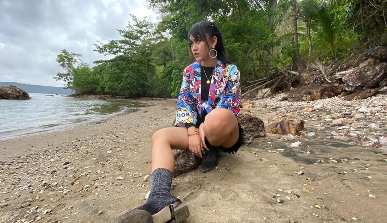 Kakinya yang jenjang sangat terlihat saat berfoto candid menatap lautan. Bila diperhatikan, dara asal Kediri ini memang selalu bergaya trendi. Dengan pakaian kekinian membuat penampilan Happy Asmara semakin terlihat menawan saja. (Liputan6.com/IG/happy_asmara77)