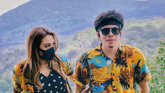 7 Potret Aurel Hermansyah dan Atta Halilintar di Bali, Mobil Mewahnya Jadi Sorotan