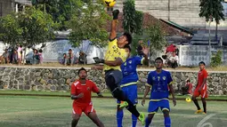 Penjaga gawang Cilegon United berusaha menghalau bola yang mengarah ke penyerang depan Persija, Bambang Pamungkas (kiri) saat laga uji coba  di lapangan Mako Brimob, Depok, Jawa Barat, Rabu (14/1/2015). (Liputan6.com/Miftahul Hayat)