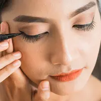 Cara menggunakan eyeliner/copyright shutersctock/&nbsp;Odua Images