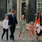 David Cameron bersama istri Samantha dan ketiga anaknya, berjalan meninggalkan kantornya, 10 Downing Street, London, pada hari terakhir sebagai PM Inggris, Rabu (13/7). Cameron mundur sebagai PM Inggris pasca referendum Uni Eropa (AFP PHOTO/Adrian DENNIS)