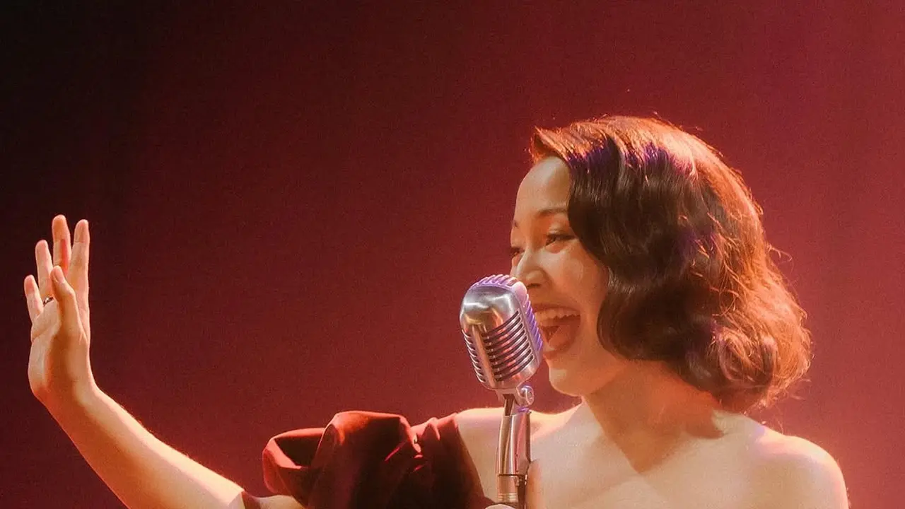 Gaya Bernadya Pancarkan Pesona Old Glam Hollywood dengan Rambut Pendek Bergelombang di Konser Penutup Eranya