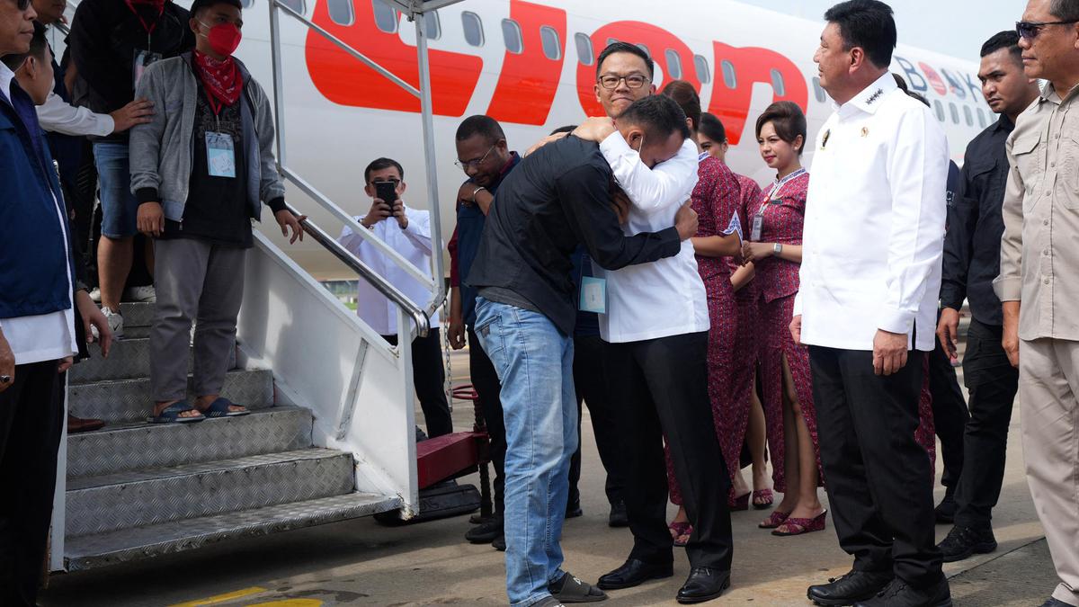 Ratusan WNI Korban Eksploitasi Penipuan Daring Tiba di Tanah Air