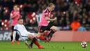 Pemain Inggris, Wayne Rooney (kiri), melanggar pemain Skotlandia, Leigh Griffiths, dalam laga Grup F Kualifikasi Piala Dunia 2018 di Stadion Wembley, Jumat (11/11/2016) waktu setempat. (Action Images via Reuters/Carl Recine)