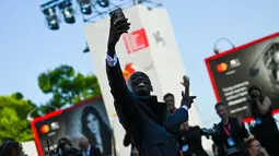 Khaby Lame  berselfie dengan penggemarnya saat tiba untuk pemutaran film "Il Signore Delle Formiche" (Penguasa Semut) selama Venice Film Festival 2022 ke-79 di Lido di Venesia, Italia (6/9/2022). Khaby Lame, bintang TikTok dengan lebih dari 108,8 juta pengikut yang disebut dunia sebagai "guru" akan bermain film dan menjadi aktor penuh waktu. (AFP/Andreas Solaro)