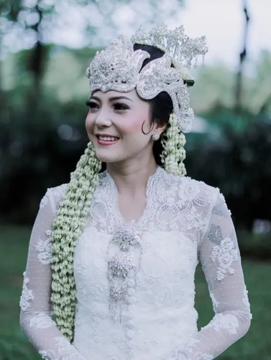 Saat menikah, Poppy Sovia terlihat cantik dengan kebaya warna putih lengkap dengan mahkota di kepala. (Foto: instagram.com/popsovia)