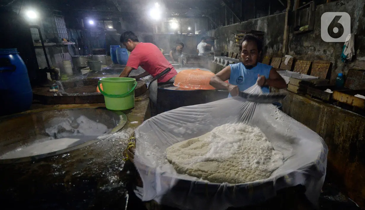 Pekerja menyelesaikan pembuatan tahu di salah satu industri tahu tradisional , di Babakan Pocis, Setu, Tangerang Selatan, Selasa (14/7/2020). Pesanan tahu yang sempat menurun hingga 50 persen di awal pandemi Covid-19, kini mulai perlahan naik. (merdeka.com/Dwi Narwoko)