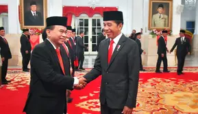 Budi Arie sendiri sebelumnya menjabat sebagai Wamendes. Sebelum menjabat sebagai Wamendes, dia dikenal sebagai Kooordinator Nasional Relawan PROJO (Pro Jokowi) pada 2013 hingga 2014. Lalu dari 2014 hingga saat ini, ia merupakan Ketua Umum DPP PROJO. (Biro Pers Sekretariat Presiden/Agus suparto)