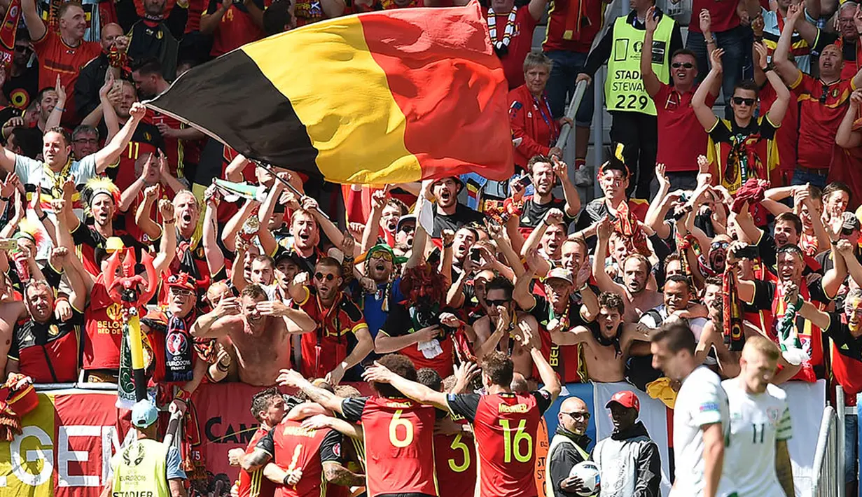 Pemain dan suporter Belgia merayakan kemenangan atas Irlandia pada laga Grup E Piala Eropa 2016. Pada laga selanjutnya Belgia akan melakoni pertandingan melawan Swedia. (AFP/Nicolas Tucat)