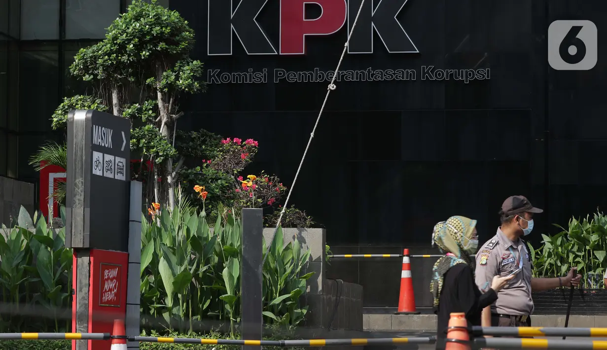 Petugas keamanan berjaga di depan pintu masuk kendaraan ke Gedung Merah Putih KPK, Jakarta, Jumat (28/5/2021). Pengamanan gedung Merah Putih KPK dan sekitarnya diperketat menyusul informasi adanya aksi unjuk rasa. (Liputan6.com/Helmi Fithriansyah)