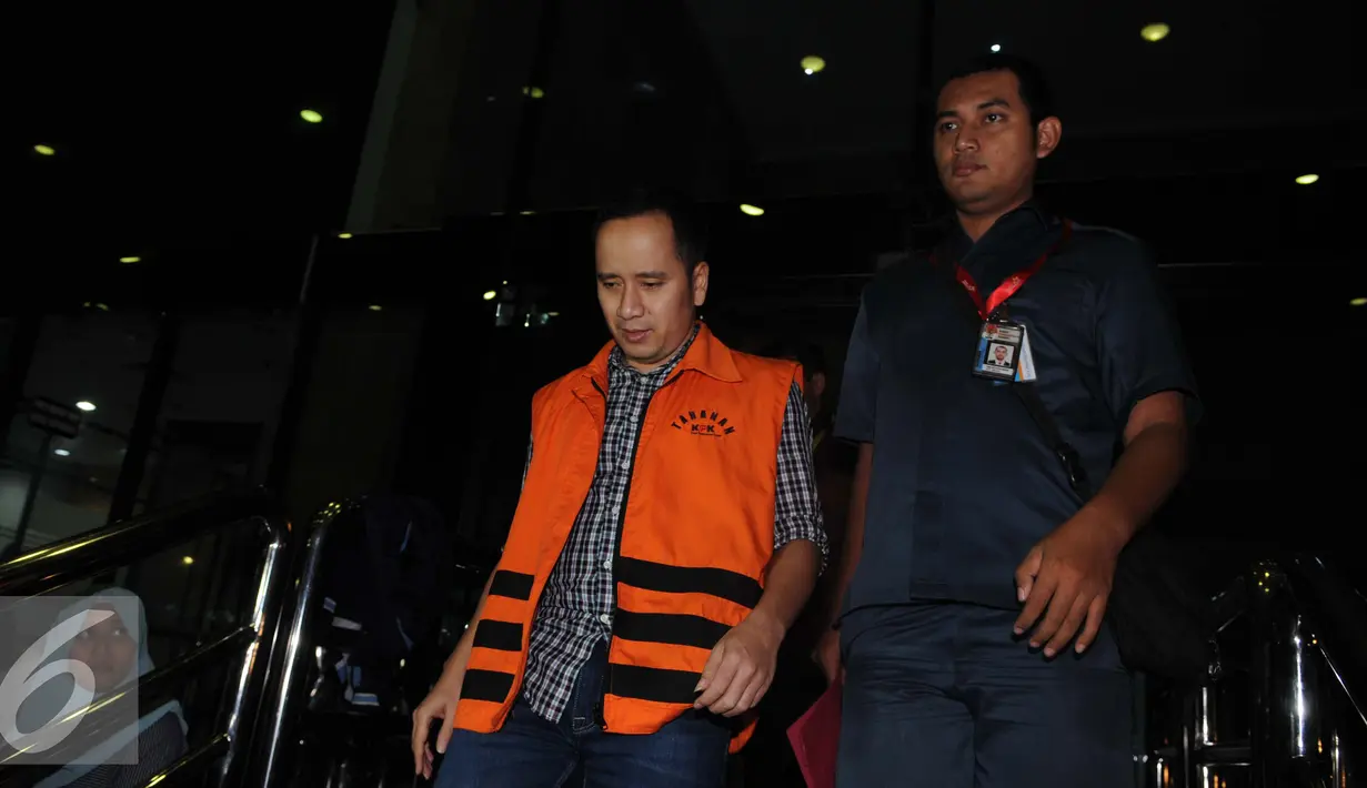 Tersangka kasus dugaan suap pembangunan Pasar Atas Baru Cimahi tahap II Triswara Dhanu Brata usai menjalani pemeriksaan di Gedung KPK, Jakarta, Rabu (18/1). (Liputan6.com/Helmi Affandi)