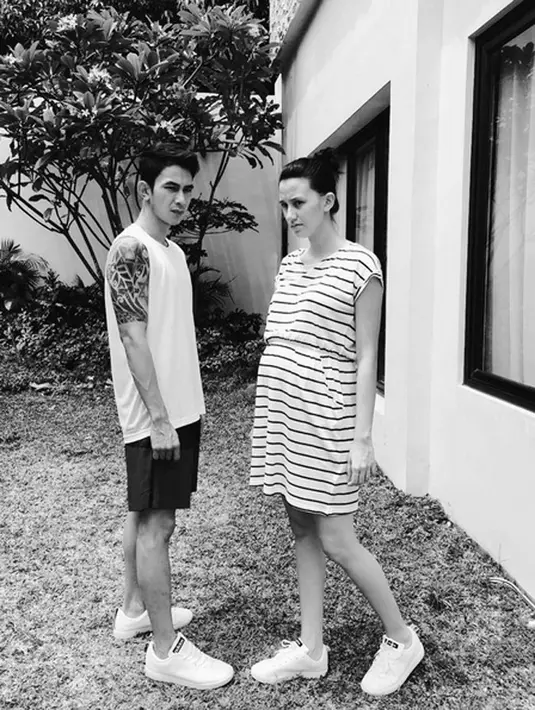 Aktris Pendamping Paling Ngetop SCTV Awards, Dahlia Poland dan Fandy Christian menikah sejak 24 November 2015. Kini, pasangan selebriti itu tengah menanti kehadiran buah hati yang tinggal sebentar lagi. (Instagram/dahliachr)