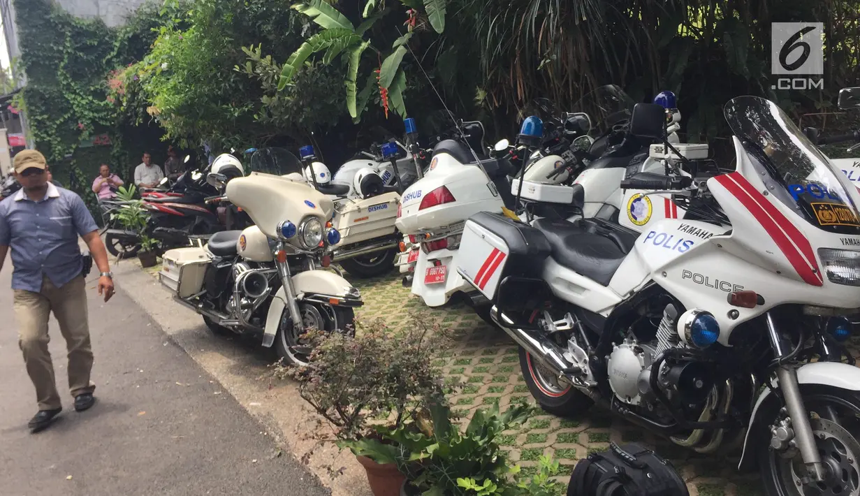 Sejumlah motor patroli dan pengawalan (Patwal) terparkir di rumah Gubernur terpilih DKI, Anies Baswedan di Lebak Bulus, Jakarta, Senin (16/10). Motor-motor gede ini akan mengawal Anies ke Istana Negara untuk pelantikan. (Liputan6.com/Immanuel Antonius)