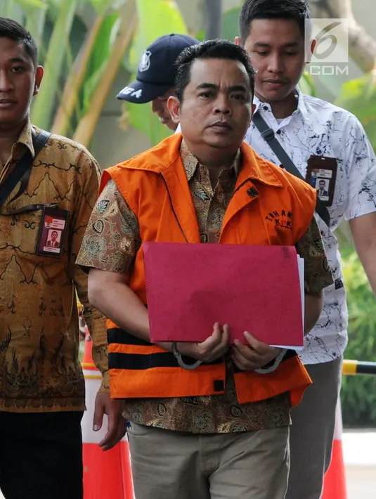 Ketua DPRD Lampung Tengah Achmad Junaidi Sunardi (tengah) tiba di Gedung KPK, Jakarta, Jumat(19/7/2019). Sunardi diperiksa untuk pengembangan kasus dugaan suap serta gratifikasi pengadaan barang dan jasa di lingkungan Pemkab Lampung Tengah pada tahun 2018. (merdeka.com/Dwi Narwoko)