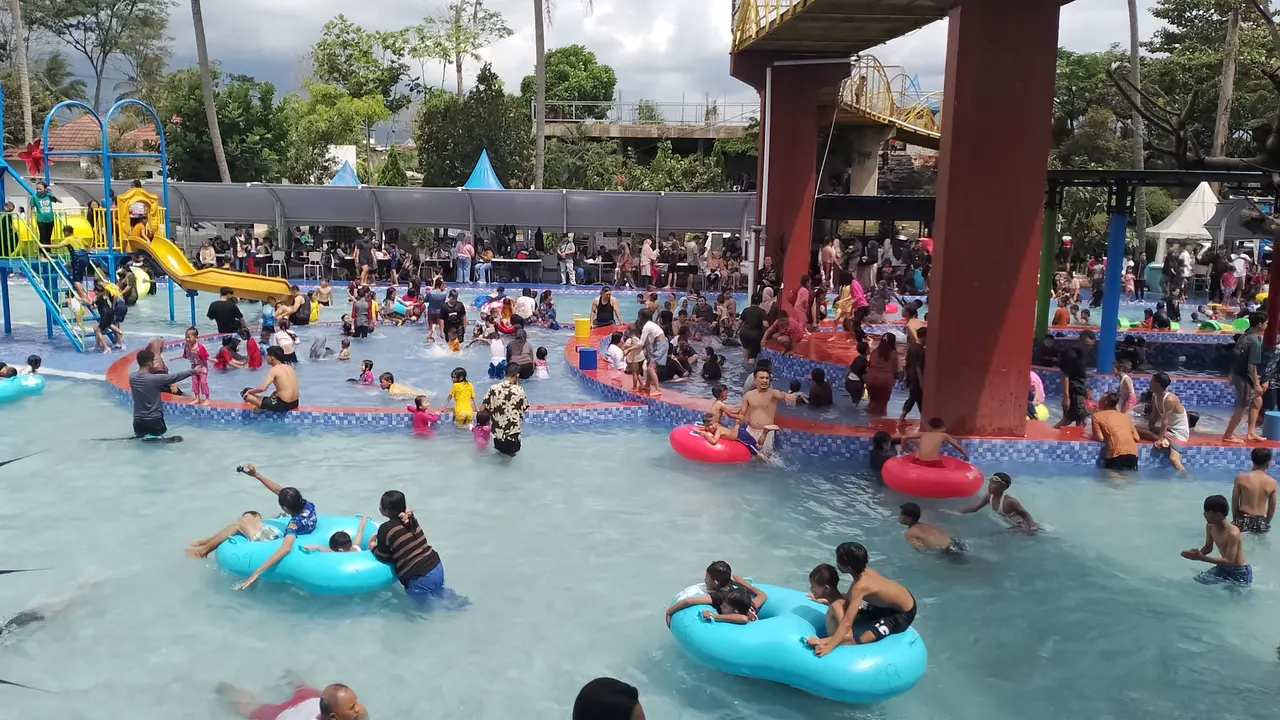 Ribuan pengunjung lokal menumpahkan keceriaannya di kawasan wisata Sawah Legar Hegar Resort (Salegar), Pangatikan, Garut, Jawa Barat, pada hari ketiga liburan Idul Fitri 1446H/2025. (Liputan6.com/Jayadi Supriadin)
