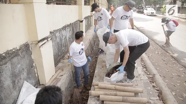 Menyambut World Cleanup Day, ratusan relawan di Pulo Gebang memunguti sampah dan membuat lingkungan sekitar bersih.
