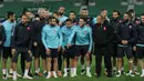 Para pemain Timnas Turki terlihat santai dalam menjalani sesi latihan terakhir jelang laga persahabatan melawan Austria di Stadion Ernst Happel, Wina, Austria, Senin (28/3/2016). (Bola.com/Reza Khomaini)