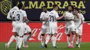 Pemain Real Madrid Alvaro Odriozola (kanan) merayakan bersama rekan setimnya setelah mencetak gol ke gawang Cadiz pada pertandingan La Liga Spanyol di Stadion Ramon Carranza, Cadiz, Spanyol, Rabu (21/4/2021). Real Madrid menang 3-0. (AP Photo/Jose Breton)