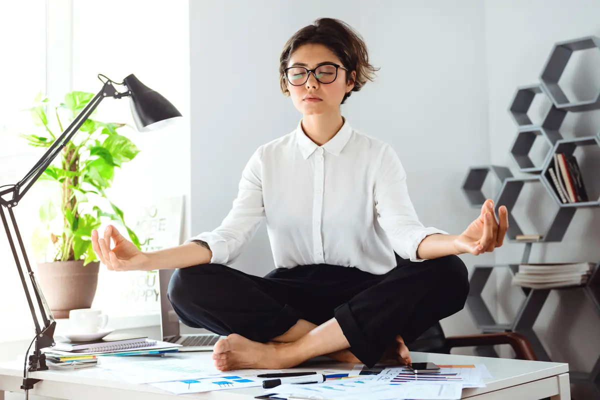 perempuan stres bekerja