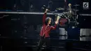 Vokalis grup band Slank Kaka beraksi pada konser bertajuk ‘Slank in Love’ di Balai Sarbini, Jakarta, Selasa (27/2). Pada konser malam ini, gitaris Abdee Negara tidak dapat tampil karena masih dalam keadaan sakit. (Liputan6.com/Faizal Fanani)