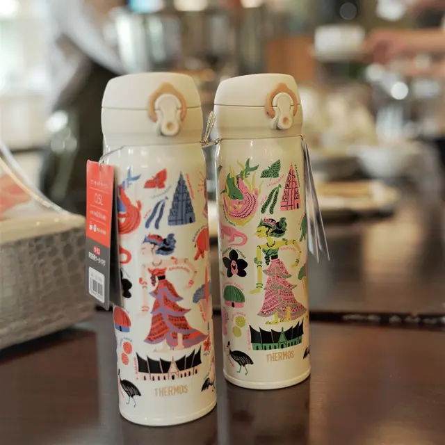 Thermos dengan ilustrasi Nusantara. (dok. Thermos Tumbler Nusantara/Adhita Diansyavira)