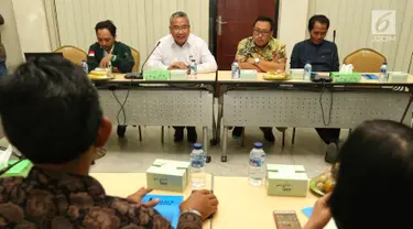 Bendahara umum PKB, Eko Putro Sanjoyo saat menemui Tim Satgas Politik KPK yang berkunjung ke DPP PKB, Jakarta, Selasa (12/3). Dalam kunjungannya Satgas KPK berdiskusi soal perbaikan pendanaan partai politik. (Liputan6.com/Johan Tallo)