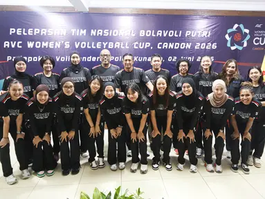 Para pemain Timnas Voli Indonesia pada upacara pelepasan untuk kejuaraan AVC Women's Volleyball Cup yang dilakukan di Padepokan Voli Jenderal Polisi Kunarto, Sentul, Selasa (2/6/2026).