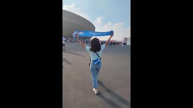 Najwa Shihab Nonton Final Piala Dunia 2022 Langsung di Qatar, Bentangkan Syal dan Kibarkan Bendera Argentina sebagai Bentuk Dukungan. (instagram.com/najwashihab)