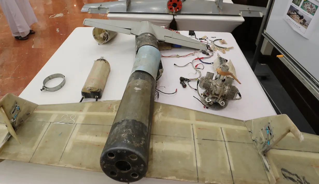 Puing pesawat tanpa awak (drone) Ababil buatan Iran milik pemberontak Houthi saat gelar rilis di Abu Dhabi, (19/6). Drone itu membawa perangkat peledak ketika terbang di atas wilayah al-Nukhaila di distrik al-Duraihimi. (AFP PHOTO / Karim Sahib)