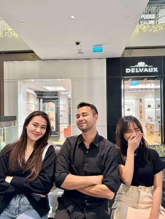 Aaliyah Massaid sendiri tampil chic dengan sweater hitam lengan panjang, yang dipadunya mengenakan celana jeans berwarna terang. [Foto: Instagram/raffinagita1717]