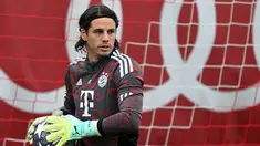 Kiper Bayern Munchen Yann Sommer memegang bola selama sesi latihan jelang menjamu Manchester City pada leg kedua babak perempat final Liga Champions, di Munich, Jerman, Selasa (18/4/2023). (Photo by Christof STACHE / AFP)