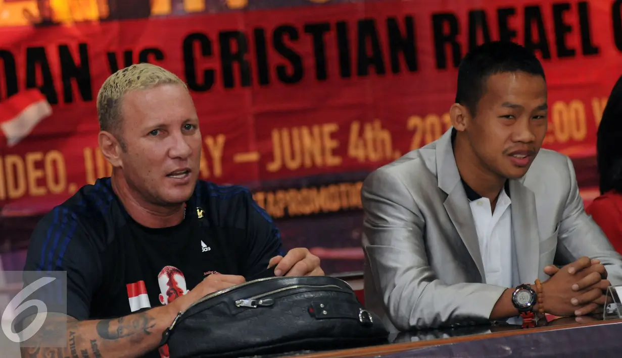 Pelatih Daud Jordan, Craig Crishtian (kiri) memberikan keterangan jelang gelaran Battle In Uruguay, Jakarta, Kamis (31/3/2016). Laga ini juga bagian penghormatan kepada mantan Presiden WBA, Gilberto Mendoza. (Liputan6.com/Helmi Fithriansyah)