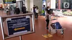 Sejumlah penumpang pesawat berjalan keluar dari Terminal 2 Bandara Soekarno Hatta, Tangerang, Banten, Selasa (18/5/2021). Berdasarkan data pengelola Bandara Soekarno Hatta pada hari pertama ascalarangan mudik, tercatat ada 76.942 pergerakan penumpang. (Liputan6.com/Angga Yuniar)