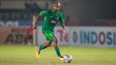 Pemain PSS Sleman, Boaz Solossa menggiring bola saat laga perempat final Piala Presiden 2022 antara Persib Bandung melawan PSS Sleman di Stadion Si Jalak Harupat, Bandung, Jumat (01/07/2022). (Bola.com/Bagaskara Lazuardi)