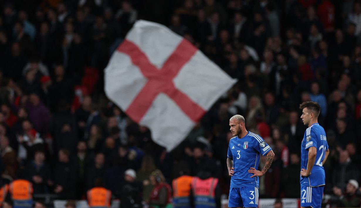 Ekspresi pemain Timnas Italia, Federico Dimarco (kiri) dan Stephan El Shaarawy dalam laga lanjutan Kualifikasi Euro 2024 yang digelar di Wembley, London pada Rabu (18/10/2023) dini hari WIB. (AFP/Adrian Dennis)