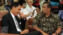Ketua Umum PBSI Gita Wirjawan (kiri) berbincang dengan mantan Ketua PBSI Joko Santoso jelang perayaan HUT PBSI ke-65 di Jakarta, Senin (9/5/2016). HUT PBSI dilangsungkan di Pelatnas PBSI Cipayung, Jakarta. (Liputan6.com/Helmi Fithriansyah)
