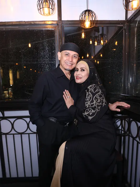 "Berat dan berat sekali, namun karena cinta pada Hengky saya support dia untuk mentaati orang tua yang sudah menjodohkan dia dengan wanita lain. Padahal kalau saya mau egois bisa saja," kenang Baby.  (Andy Masela/Bintang.com)