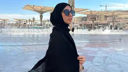 Keberangkatan Vicky Alaydrus ke Tanah Suci rupanya untuk melakukan umrah bagi almarhum sang ayah. Hal ini ia ungkapkan melalui unggah di akun Instagram. (Liputan6.com/IG/@vickyalaydrus)