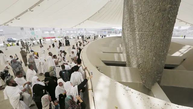 Melihat Lebih Dekat Jemaah Haji Lempar Jumrah di Mina