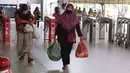 Penumpang melintasi pintu tiket elektronik Kereta Rel Listrik (KRL) di Stasiun Tanah Abang, Jakarta, Selasa (16/11/2021). Pemerintah telah memperpanjang kebijakan Pemberlakuan Pembatasan Kegiatan Masyarakat (PPKM) Jawa-Bali mulai 16-29 November 2021. (Liputan6.com/Angga Yuniar)