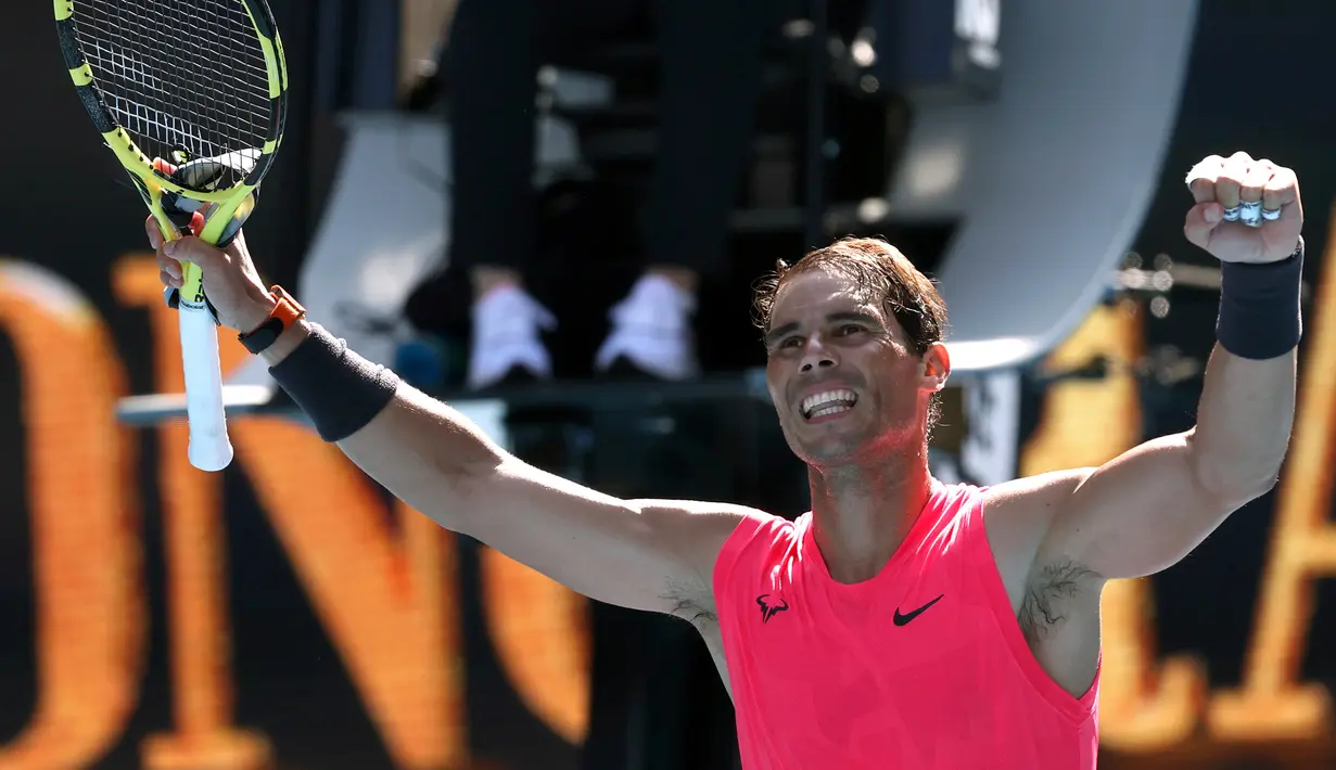 Petenis Rafael Nadal merayakan kemenangannya atas Hugo Dellien pada pertandingan tunggal putra putaran pertama kejuaraan tenis Australia Terbuka di Melbourne, Australia, Selasa (21/1/2020). Nadal mengalahkan Dellien dan melaju ke putaran kedua Australia Terbuka. (AP Photo/Lee Jin-man)