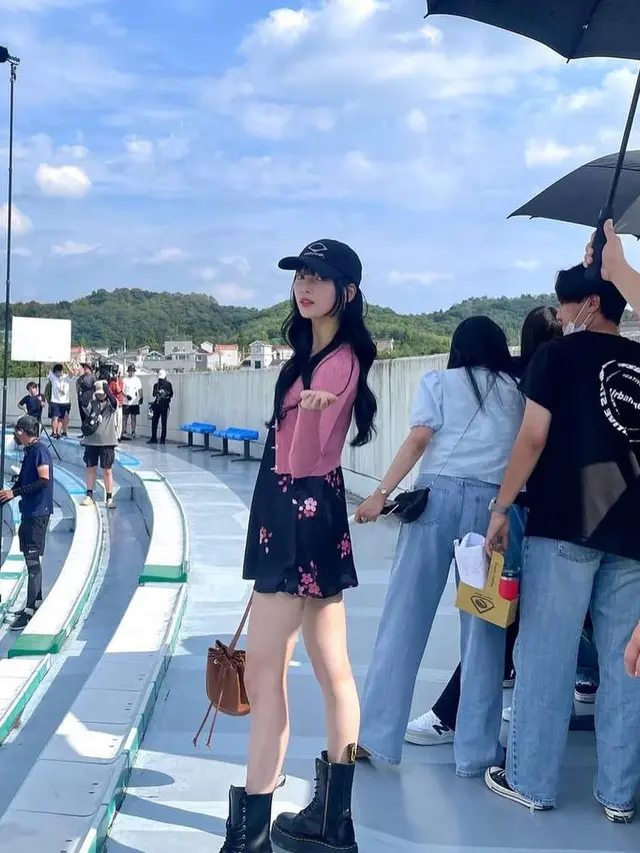 Ide outfit ala Bae Suzy (Instagram/@skuukzky)