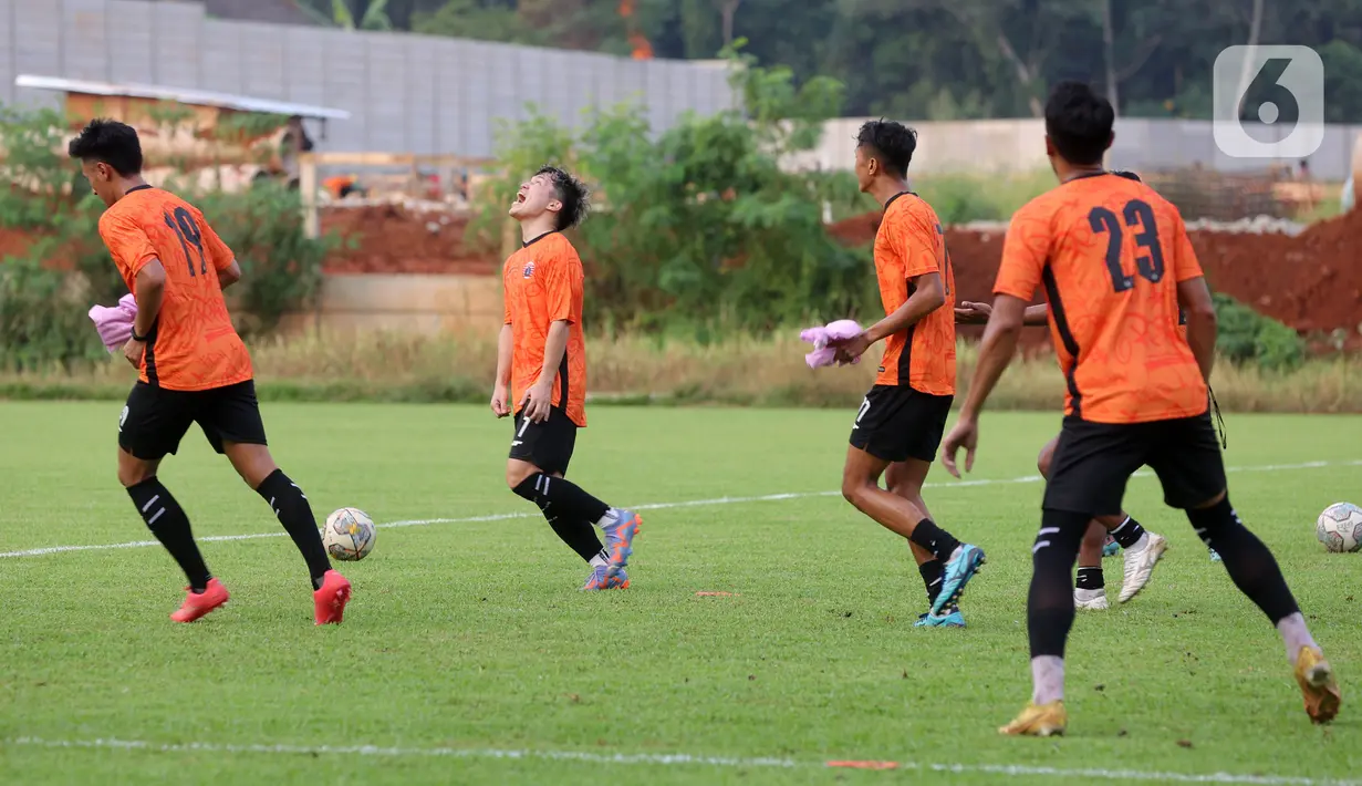 Selama sesi latihan berlangsung, Ryo Matsumura terlihat ceria. Senyum hingga tawa tak lepas dari wajah Matsumura. (Bola.com/M. Iqbal Ichsan)