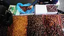 Beragam jenis kurma dijual para pedagang antara lain kurma mesir, kurma madinah, kurma mejol, kurma tangkai atau palm hingga kurma nabi atau kurma ajwa, Jakarta, Kamis (26/6/14). (Liputan6.com/Faizal Fanani) 
