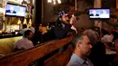 Seorang pendukung Partai Demokrat menyaksikan debat Capres AS Donald Trump dan Hillary Clinton dari siaran televisi di Sebuah Restoran di Meksiko, (19/10). Debat kali ini menjadi pertarungan terakhir keduanya jelang Pemilu di AS. (Reuters/Carlos Jasso) 