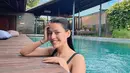 Perempuan cantik keturunan Indonesia, Mesir dan Tionghoa ini sering mengabadikan banyak aktivitasnya di Instagram. Termasuk aktivitas saat Susan Sameh berenang. Momen Susan Sameh berenang ini curi perhatian karena memperlihatkan sumringahnya seorang Susan Sameh. (Liputan6.com/IG/@susansameeh)